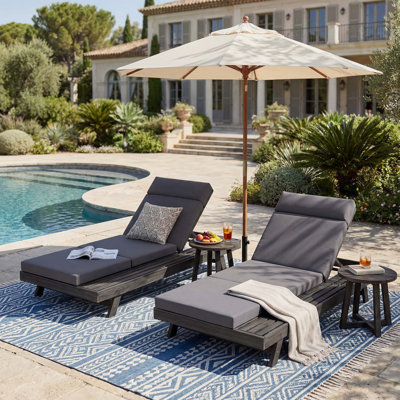 Chaise longue avec repose-tête réglable, structure en bois et coussins résistants à l'eau pour une détente en plein air