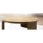 Table basse ronde moderne et contemporaine avec piètement à panneaux unique et fini chêne chaleureux pour des espaces de vie élégants.