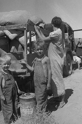 « impoverished family », reproduction de photo, H 30 po x l 20 po x P 1,5 po