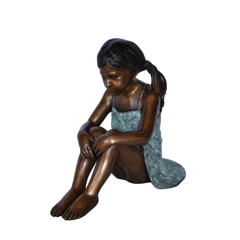 Fille assise sur le sol en train de profiter des statues en bronze 22 po x 15 po x 19 po