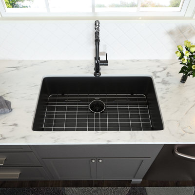 Évier de cuisine noir canon de fusil de 84 cm (33 po), cuve de 48 x 25 cm (19 x 10 po), acier inoxydable 16 g, avec égouttoir intégré pour une utilisation optimale. Cuisson silencieuse et insonorisée.