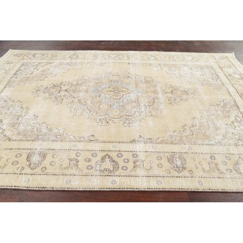 Tapis décoratif en laine de conception unique noué à la main des années 1970 beige Tabriz 6 pi 6 po x 9 pi 10 po