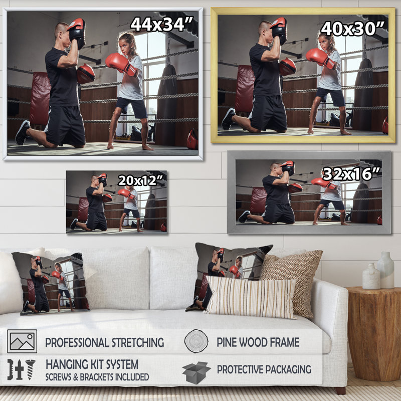 «Young Trainer Training A Little Girl Boxer», reproduction sur toile, Cadre simple noir, H 24 po x l 32 po x P 1 po