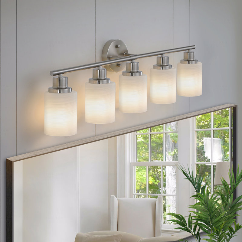 Applique murale 31 po à 5 lumières de style moderne avec configuration en nickel brossé 31 lumières de style moderne avec abat-jour en verre givré