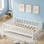 Lit plateforme simple en bois avec garde-corps-128971048