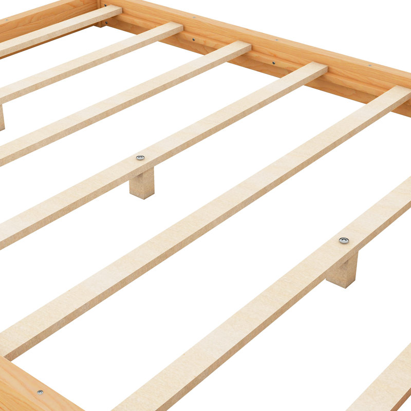 Grand lit plateforme à baldaquin avec pieds de soutien, teinte naturelle - pin et matériau, lattes perméables à l'air, pièce maîtresse de la chambre à coucher, finition à assemblage rapide, dessous aéré, point focal,