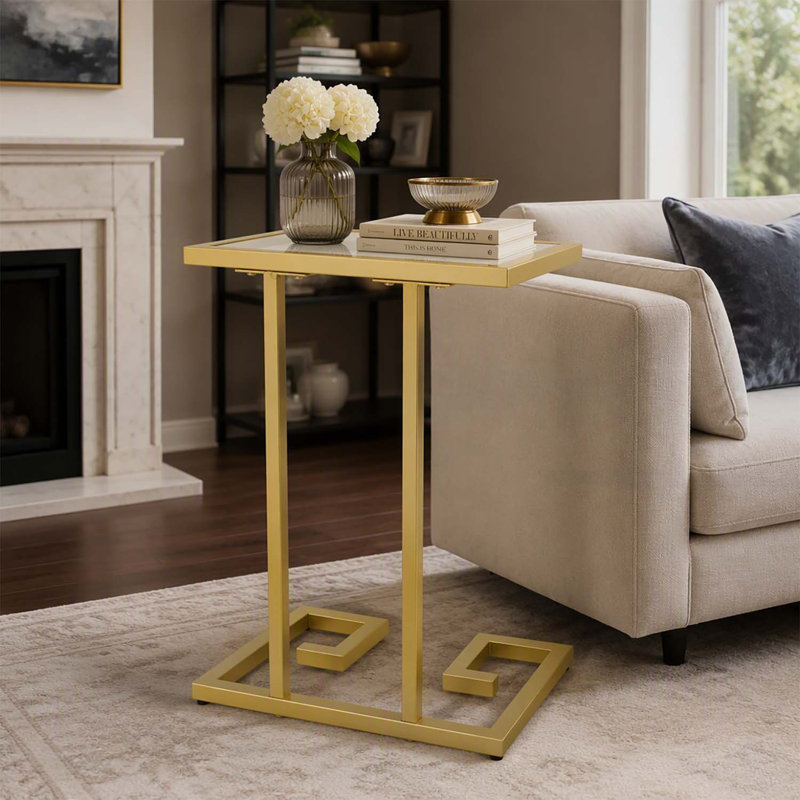 Table d'appoint moderne et glamour en forme de C avec dessus en verre trempé et structure en fer robuste, idéale pour le salon ou la chambre.