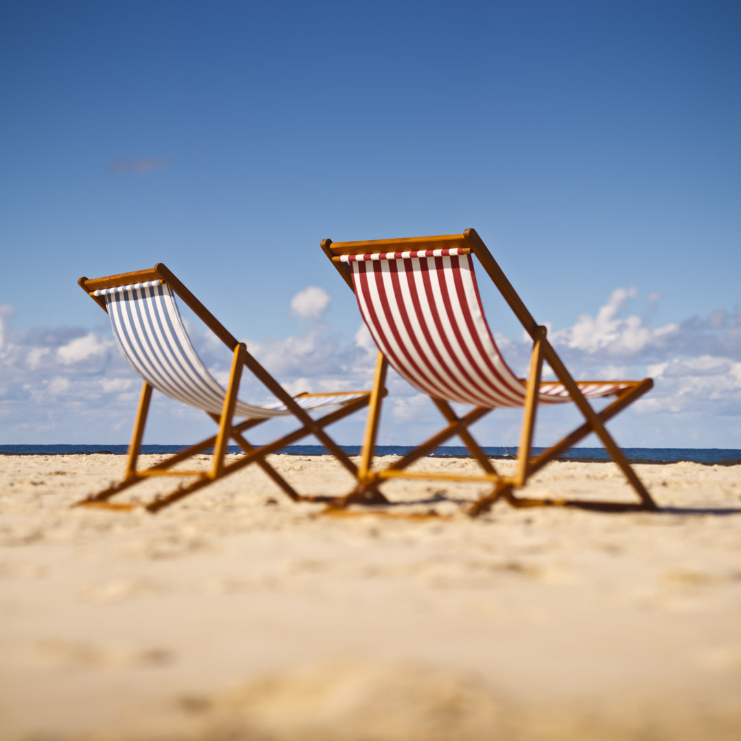 Strandstühle von Turnervisual - Kunstdrucke auf Leinwand ohne Rahmen