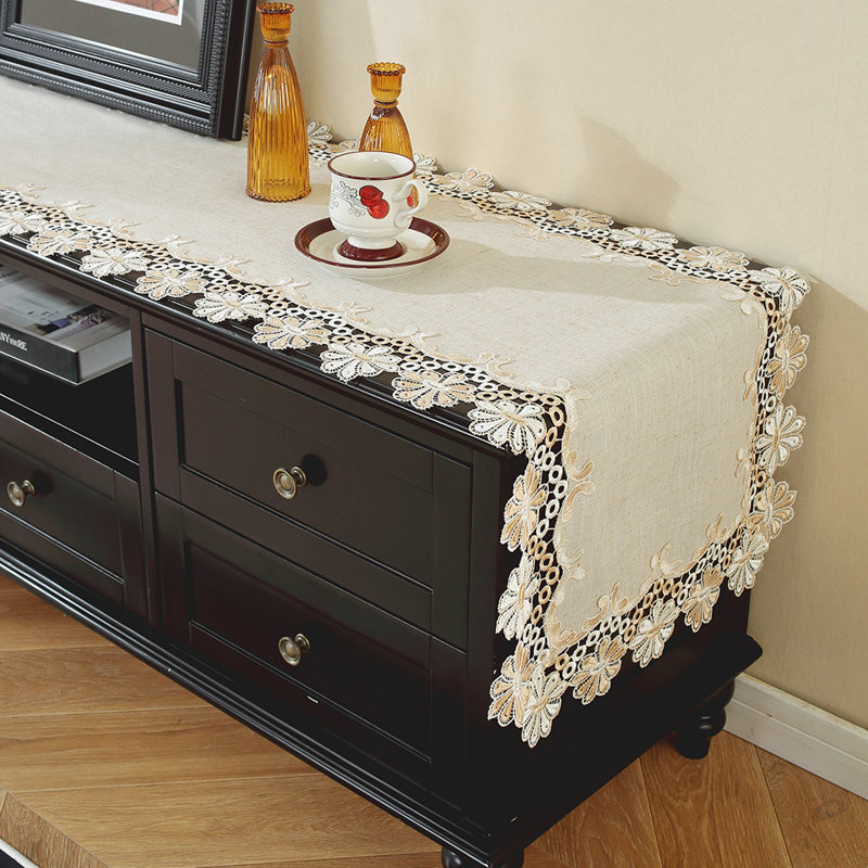 Chemin de table beige en mélange de lin avec bordure en dentelle brodée, L 63 po x l 16 po