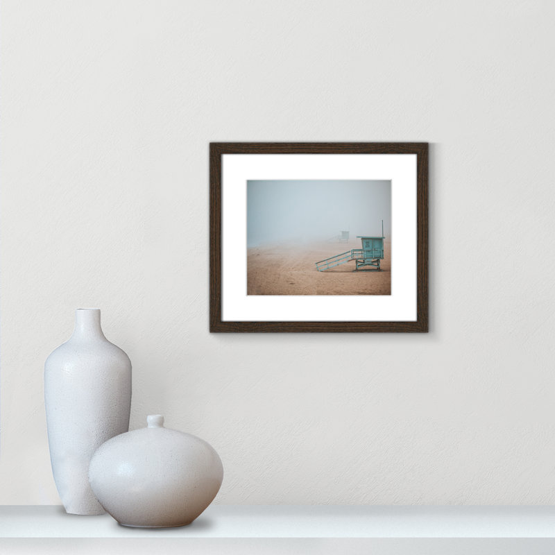 Manhattan Beach par Nathan Dumlao - reproduction d'art sur papier encadrée, H 13 po x l 15 po x P 0,75 po, Noyer