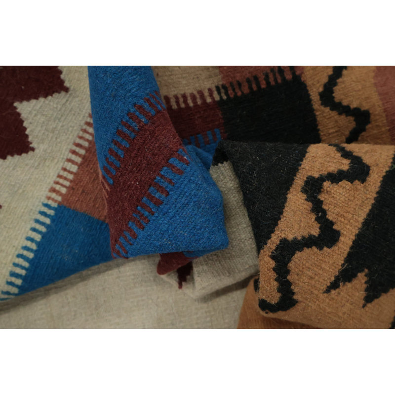 Tapis Kilim 8 x 15 avec des motifs géométriques audacieux aux couleurs éclatantes