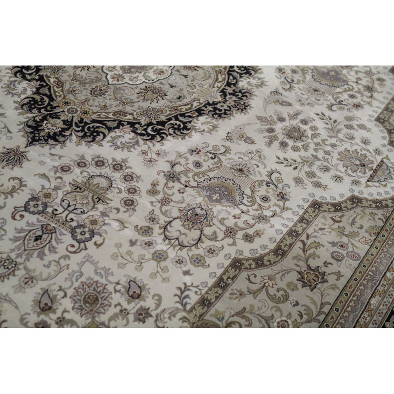 Oriental Area Rug in Ivory/Black