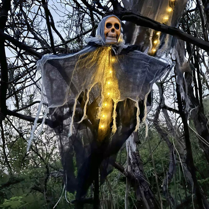 Halloween, crâne brillant et fantôme suspendu, A, B, C, D