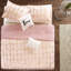 Édredon avec fond rosé et imprimé métallique doré avec coussins-131376017-131376018