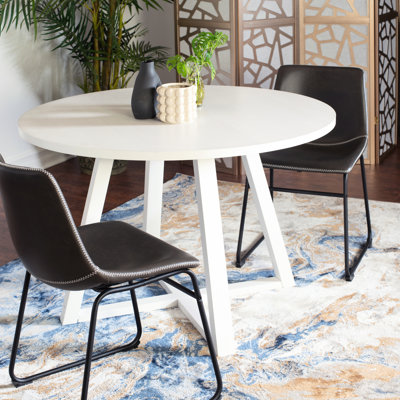 Ensemble de salle à manger rond Splendid 3 pièces : une table à tréteaux et deux chaises élégantes rehaussent le raffinement de votre espace. Compilation : et une chaise tendance en similicuir.