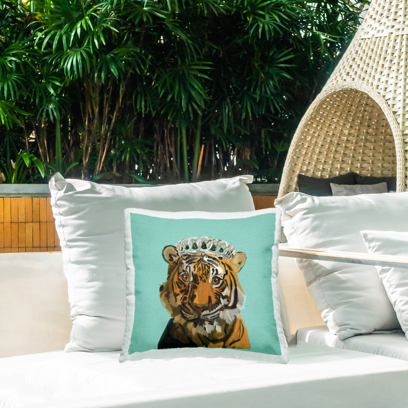 Élégant coussin d'extérieur imprimé tigre avec diadème par Amelia Noyes