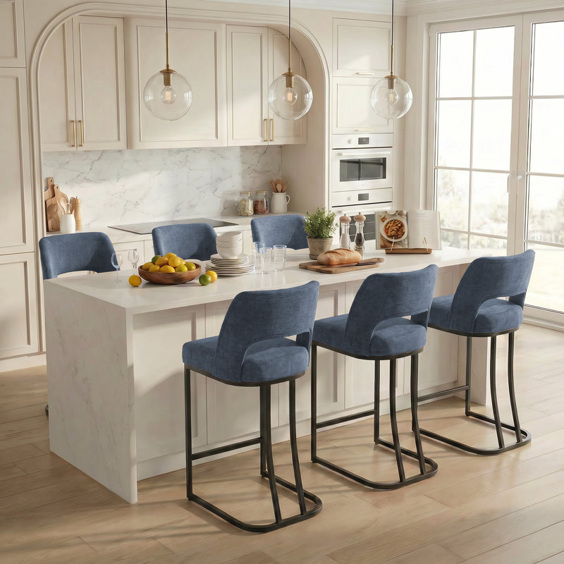 Ensemble de 6 tabourets de bar modernes rembourrés à hauteur de comptoir en chenille avec dossier ouvert et base en métal noir mat pour îlot de cuisine, salle à manger