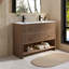 Meuble-lavabo double sur pied de style ferme moderne de 122 cm (48 po) avec comptoir Duo Experience, grand angle en R, tiroirs encastrés à fermeture amortie et poignées en laiton brossé.-716741739