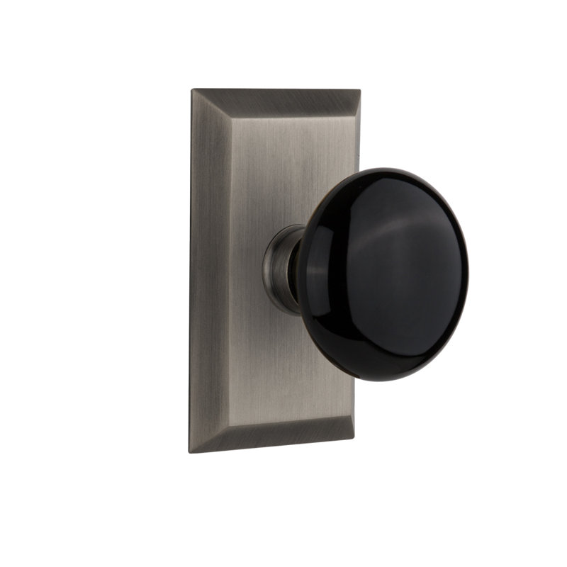 Plaque Studio avec poignée de porte en porcelaine noire, Étain antique, 2.75”
