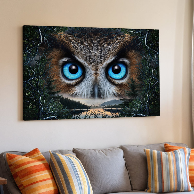Toile une scène de forêt mystique encadrée par des branches complexes présentant un art mural grand visage de hibou détaillé avec des yeux bleus frappants et toile