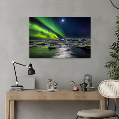 Lune et aurores boréales avec la lune illuminant le ciel et les glaciers de la lagune glaciaire de Jokulsarlon Islande