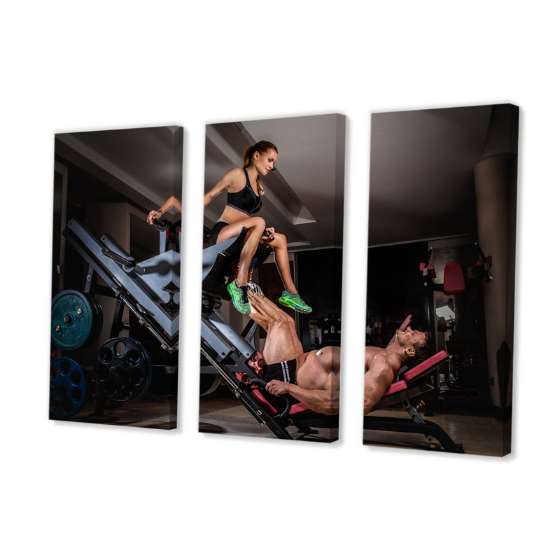 «Man Doing Leg Presses With His Trainer» - Ensemble de décoration murale aérobie et musculation, H 40 po x l 60 po