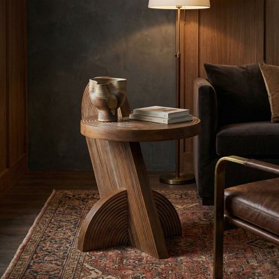 Table de bout abstraite en bois massif