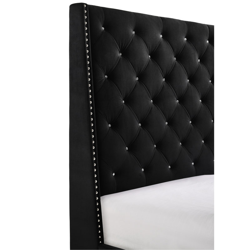 Lit tapissier contemporain très grand avec garniture cloutée, capitonnage à boutons noir pour les lattes élégantes et les pieds de soutien