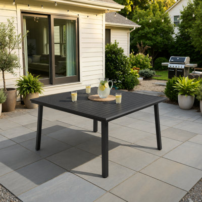 Table de salle à manger d'extérieur carrée en aluminium avec trou pour parasol Rajni, l 57 po x P 57 po 