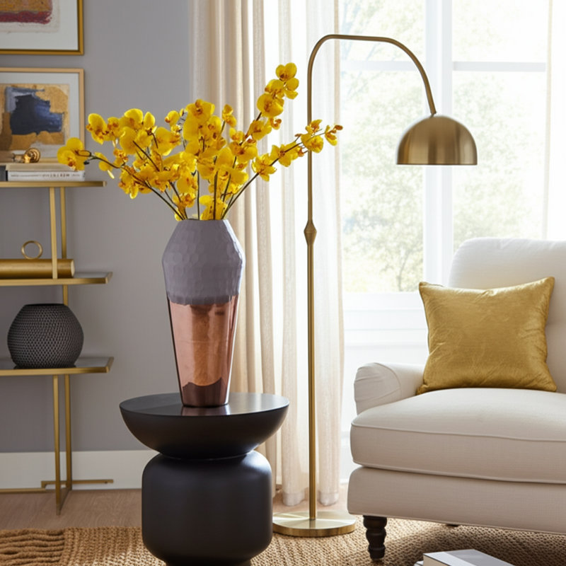 Vase en verre avec un design moderne glamour texturé, une touche sculpturale, un style contemporain élégant, des détails géométriques, une pièce décorative pour étagères ou décor de table dans des intérieurs transitionnels