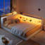 Grand lit de jour en bois avec tablettes de rangement intégrées, ports de chargement USB et lumières DEL, blanc