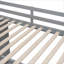 Structure de lit mezzanine pleine grandeur en bois massif gris doux et doux, solution d'économie d'espace contemporaine pour les chambres à coucher