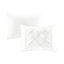 Ensemble de couette blanche 7 pièces pour lit Queen - Comprend une couette, des taies d'oreiller, des coussins décoratifs et un cache-sommier. Style raffiné. Comprend des coussins et est respirant.