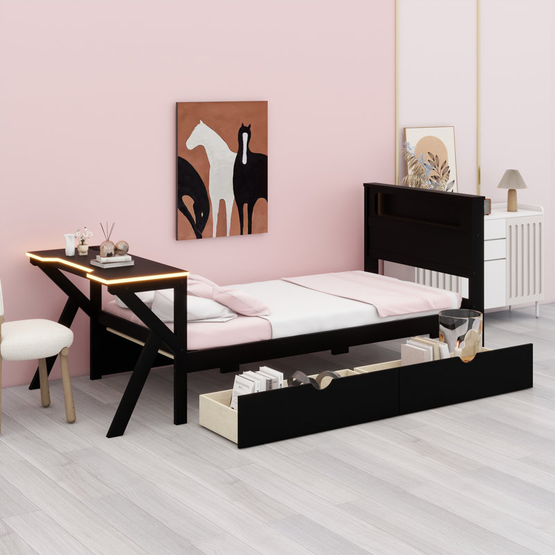 Lit plateforme en bois avec tête de lit à DEL