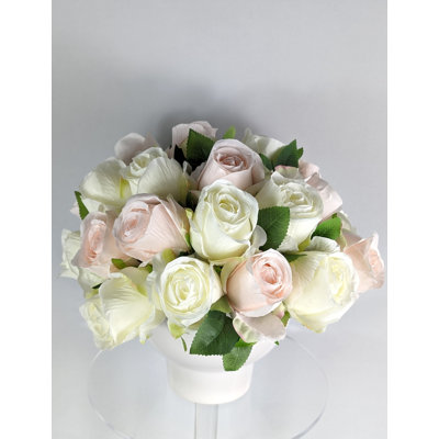 Arrangement floral de roses en soie dans un vase