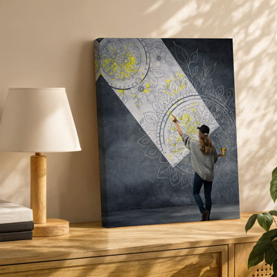 "Toile", une jeune femme aux longs cheveux ondulés coiffée d'une casquette d'art mural noir et d'un Sweat gris lâche, peint un grand art mural sur toile élégant