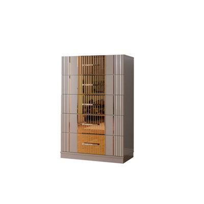 Commode dorée avec bois