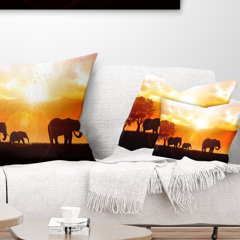 Éléphants marchant au coucher du soleil - Coussin décoratif à imprimé animal