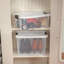 Bac de rangement empilable en plastique transparent avec couvercle blanc Sterilite-115280928
