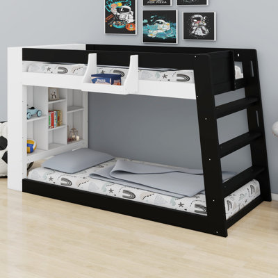 Un lit superposé avec étagères ouvertes et panier de sécurité structure une chambre d'enfant moderne et épurée.