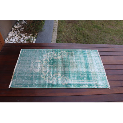 Tapis turc rétro dans un ton vert rafraîchissant fabriqué à la main en tant que chemin de fer anatolien, idéal pour les couloirs et les petits espaces arborant une touche rétro de décoration intérieure