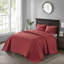 Couvre-lit réversible très grand rouge - rembourrage 90% de coton Élégant matelassé 2 taies décoratives pour un mélange de chambre à coucher propre et frais avec un revêtement classique