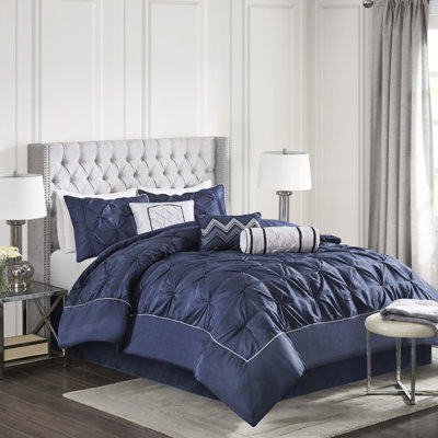 Superbe ensemble de literie bleu marine de 7 pièces pour lit King - Couette garnie de détails soignés, taies d'oreiller, oreillers et cache-sommier - Ensemble de literie infroissable et lavable.