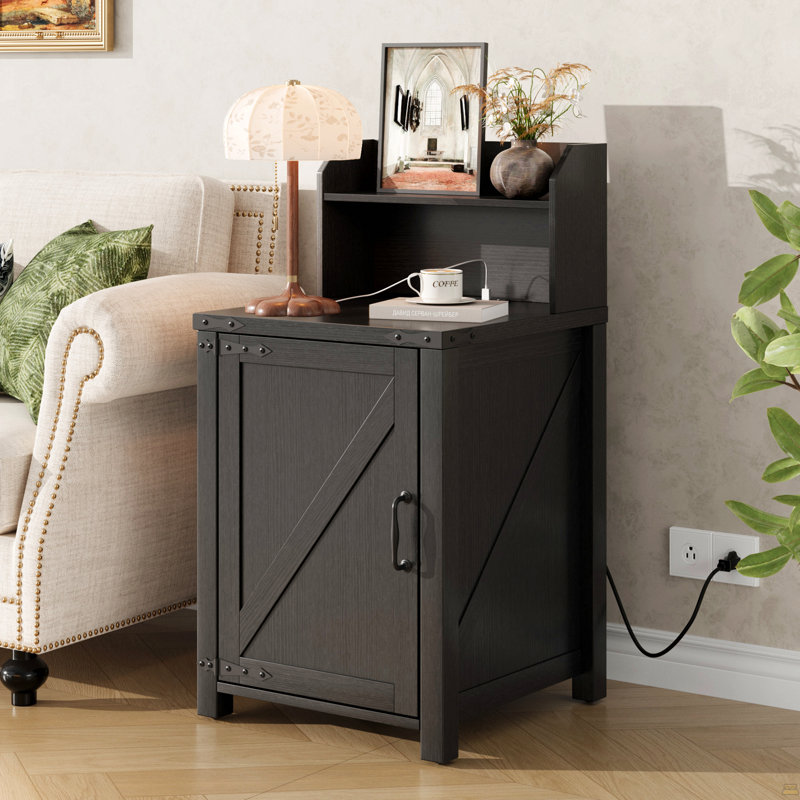 Table de chevet avec station de charge, table de bout de ferme de 18 pouces avec porte de grange et tablette de rangement réglable