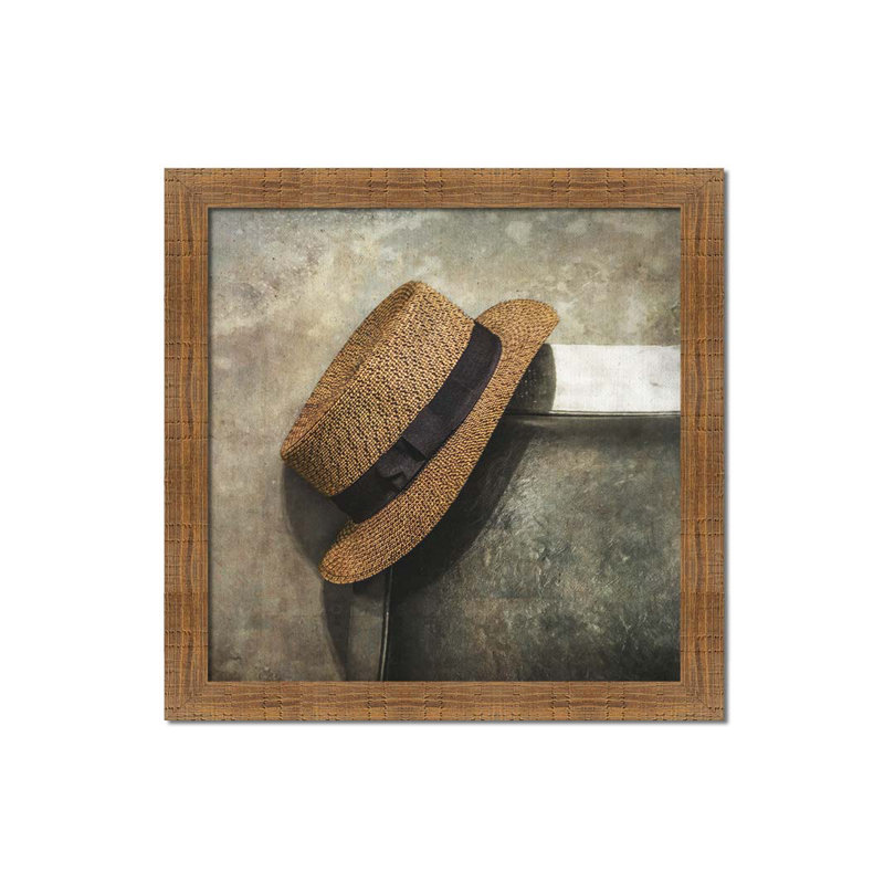Chapeau sur une chaise par Hal Halli. Impression sur papier - Montée et encadrée avec de l'acrylique transparent