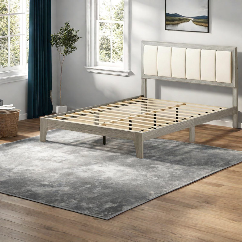 Lit plateforme durable avec lattes en bois, style moderne, essentiel pour la chambre à coucher