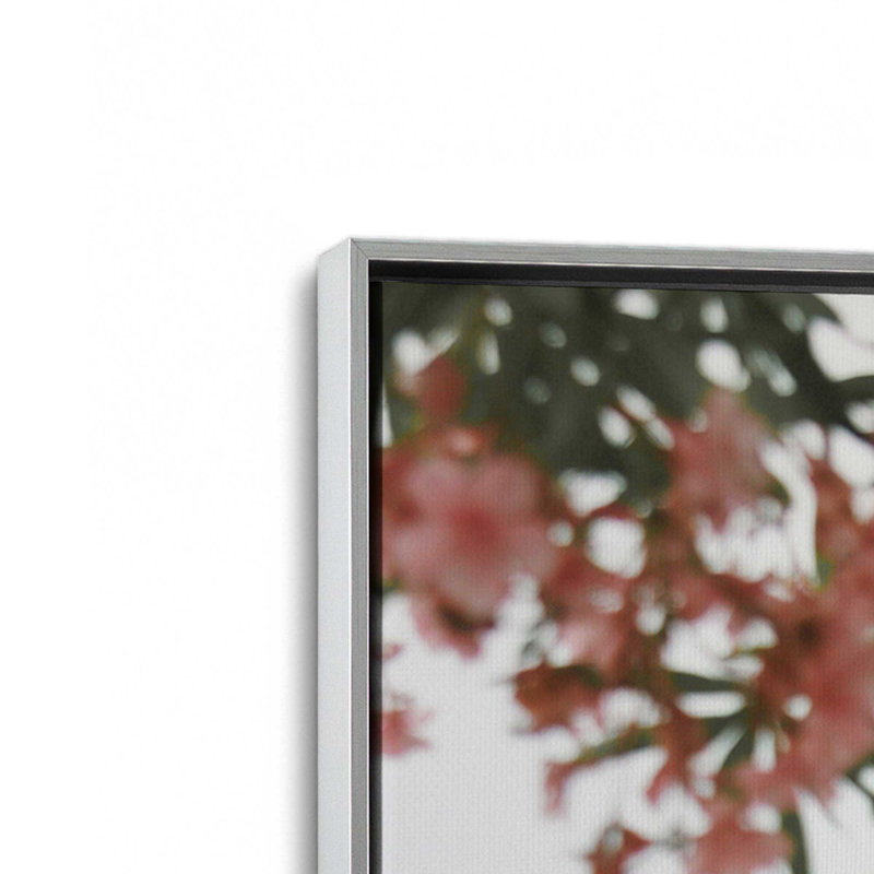 Impression sur toile roulée Scenic Blossoms, Cadre flottant en chrome poli, H 36,75 po x l 24,75 po x P 1,75 po