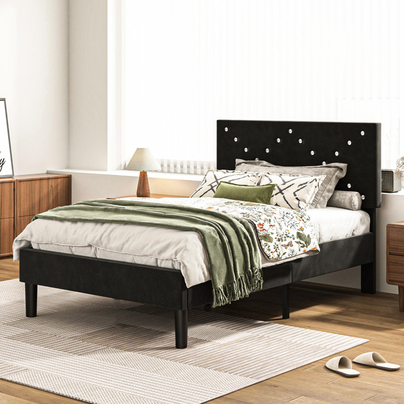 Lit plateforme noir tapissier simple, fabrication en métal et en bois, pieds de support avec embouts en plastique, barres silencieuses à conception silencieuse, capacité de 800 livres, lattes solides pour matelas en mousse à mémoire de forme ou à ressorts, facile