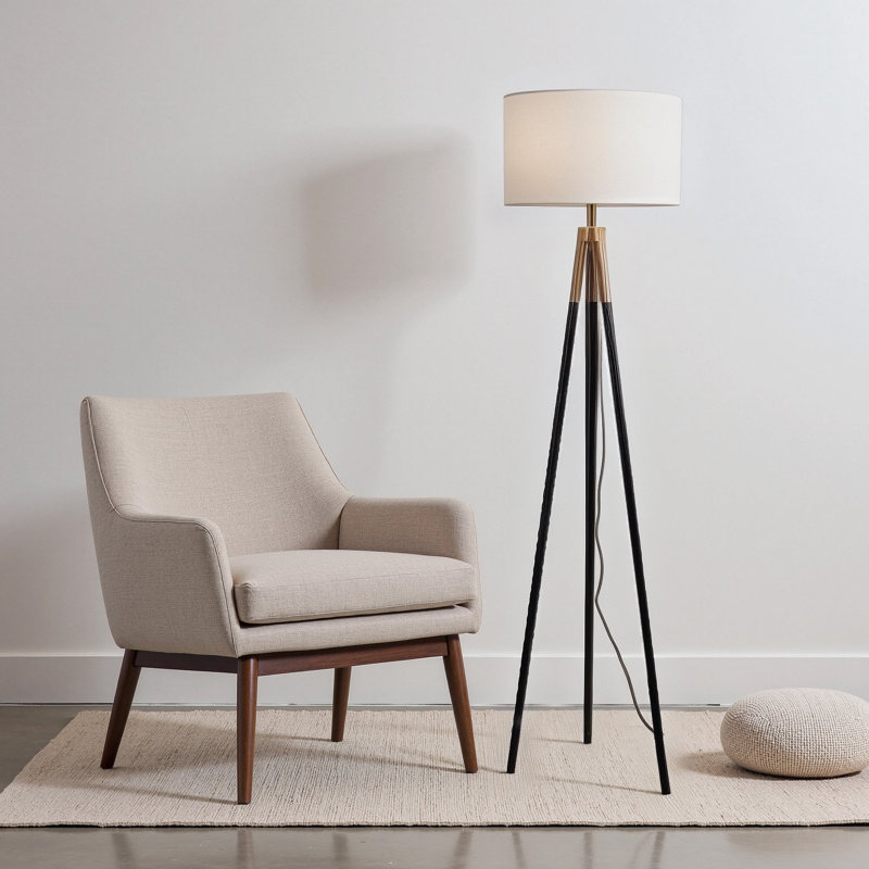 Lampe sur pied en laiton doré avec interrupteur marche / arrêt à trois pieds Sway