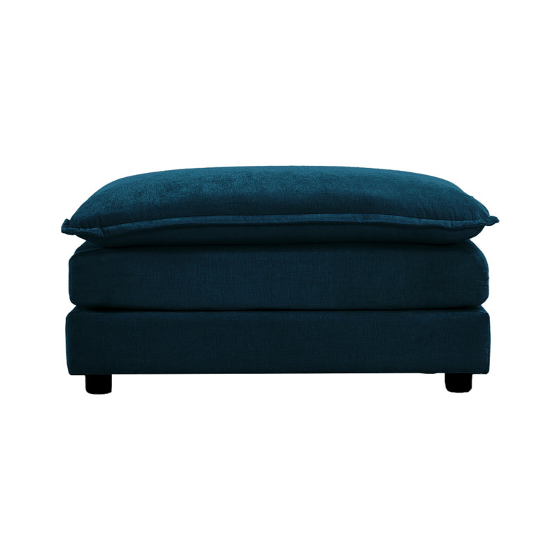 Le repose-pieds bleu en chenille, rempli de mousse, rehausse le confort de vie en bois de chenille, ajoutant de la fonctionnalité à votre maison
